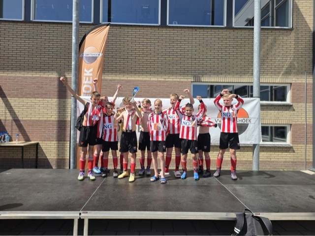 Groote Lindt JO11-3 kampioen op toernooi bij VV Smitshoek! 🏆⚽☀️