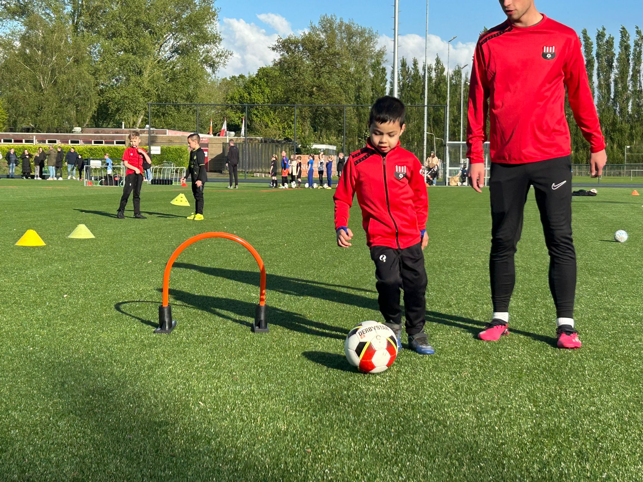 De Lindtse voetbalschool 🔴⚪⚫ 2e training